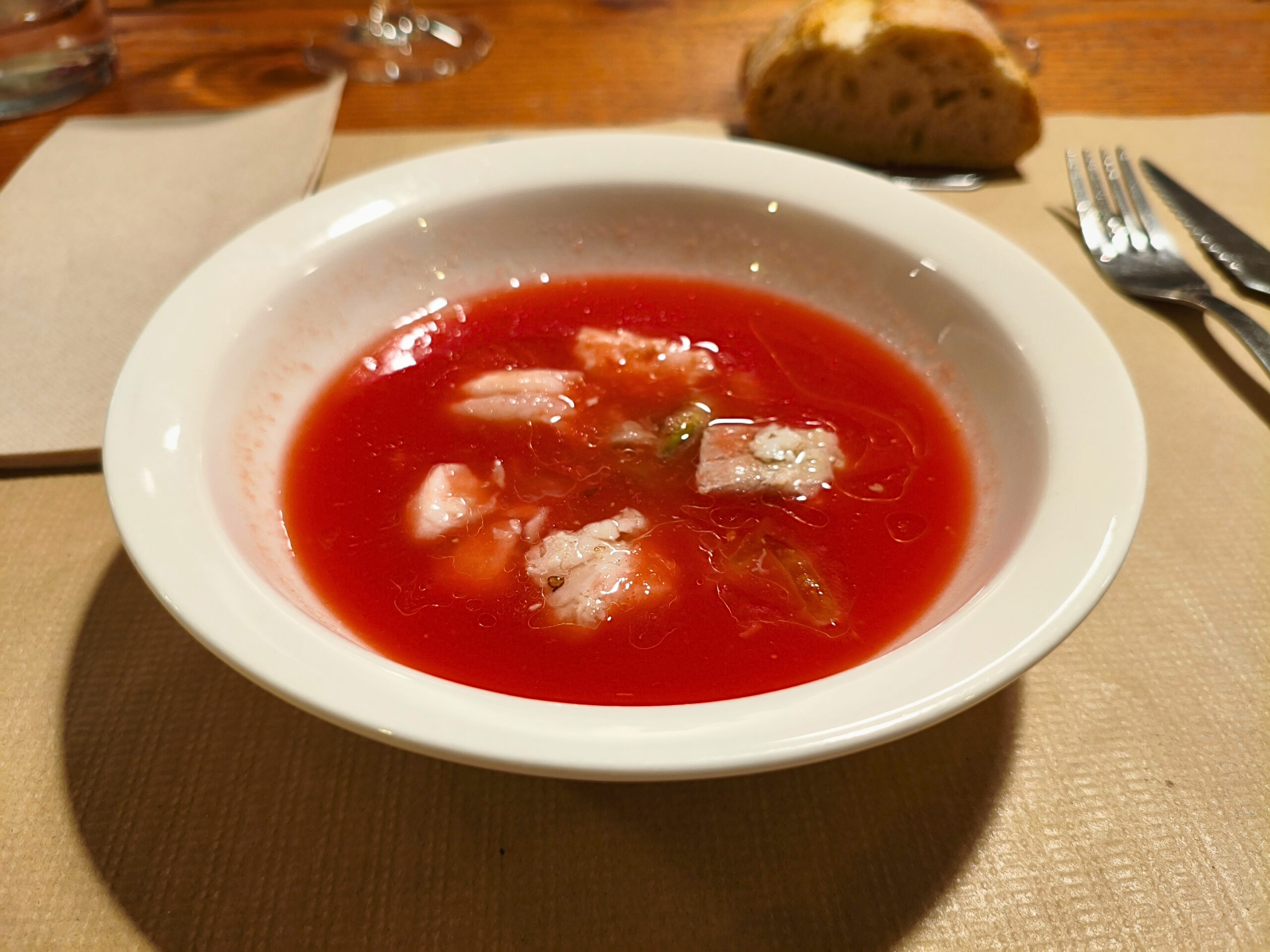 Sopa de tomate con marinada de marisco y pescado